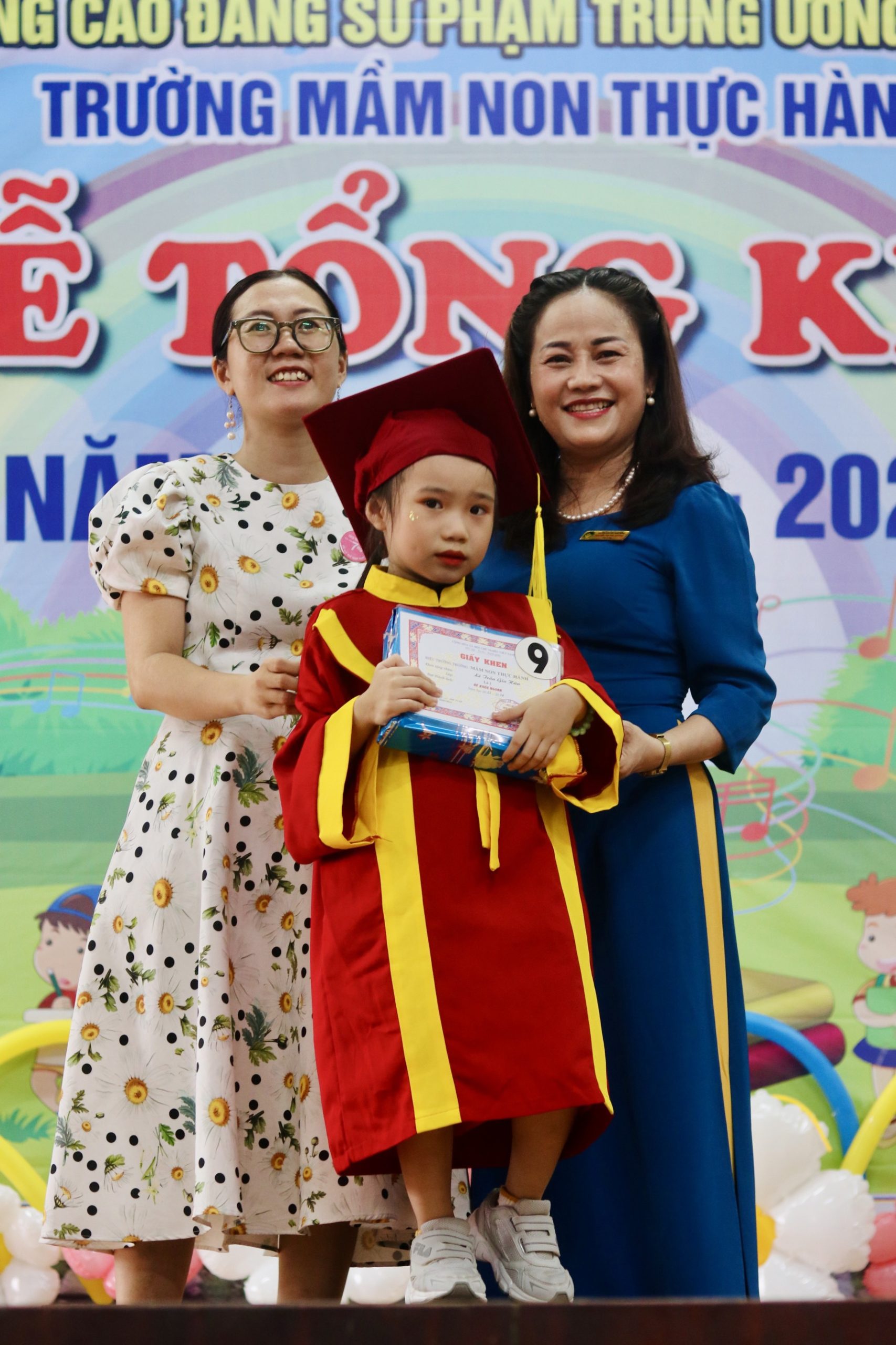 LỄ TỔNG KẾT NĂM HỌC- TIỄN KHỐI LÁ RA TRƯỜNG