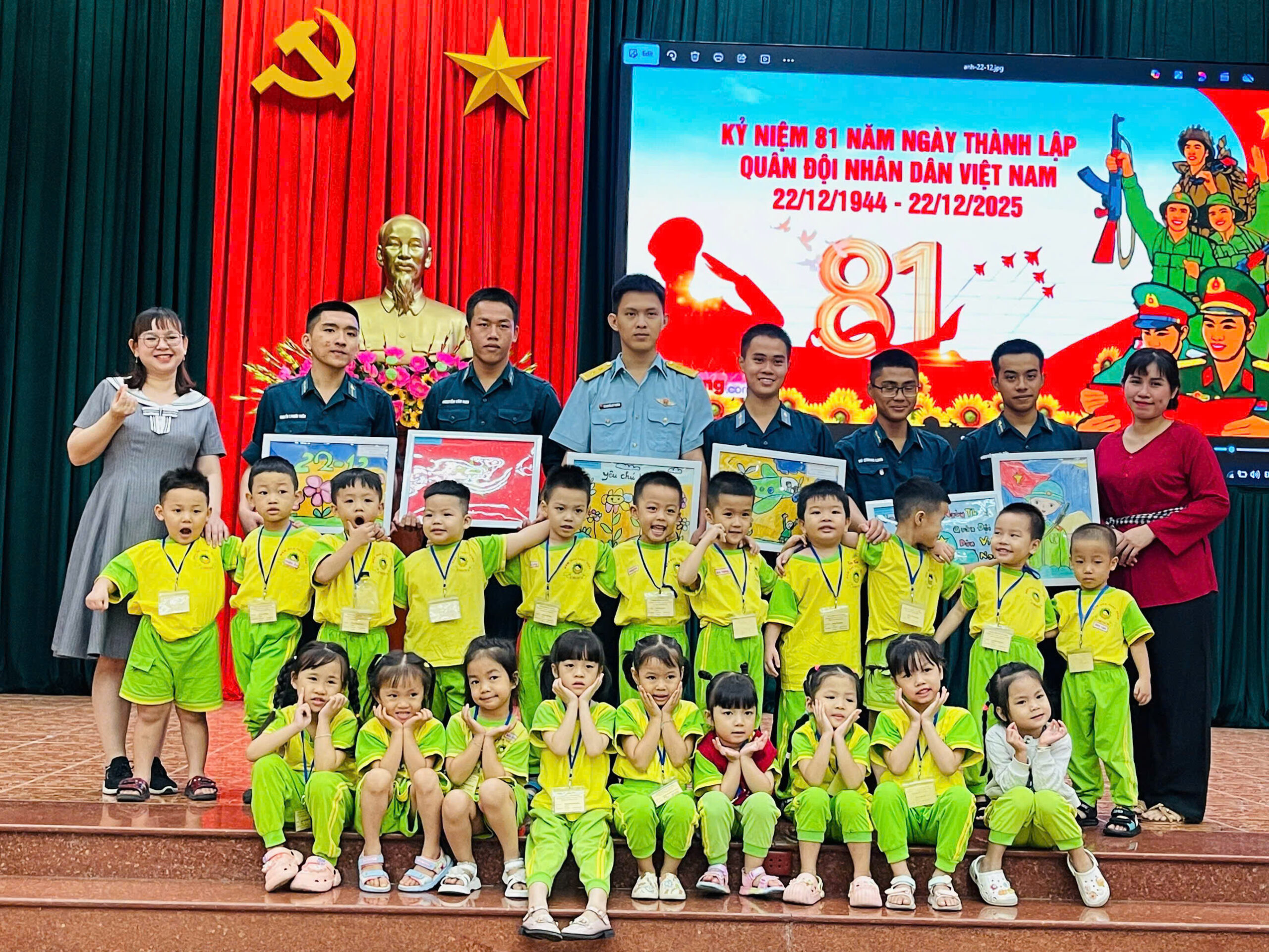 MNTH THĂM SƯ ĐOÀN PHÒNG KHÔNG KHÔNG QUÂN 367